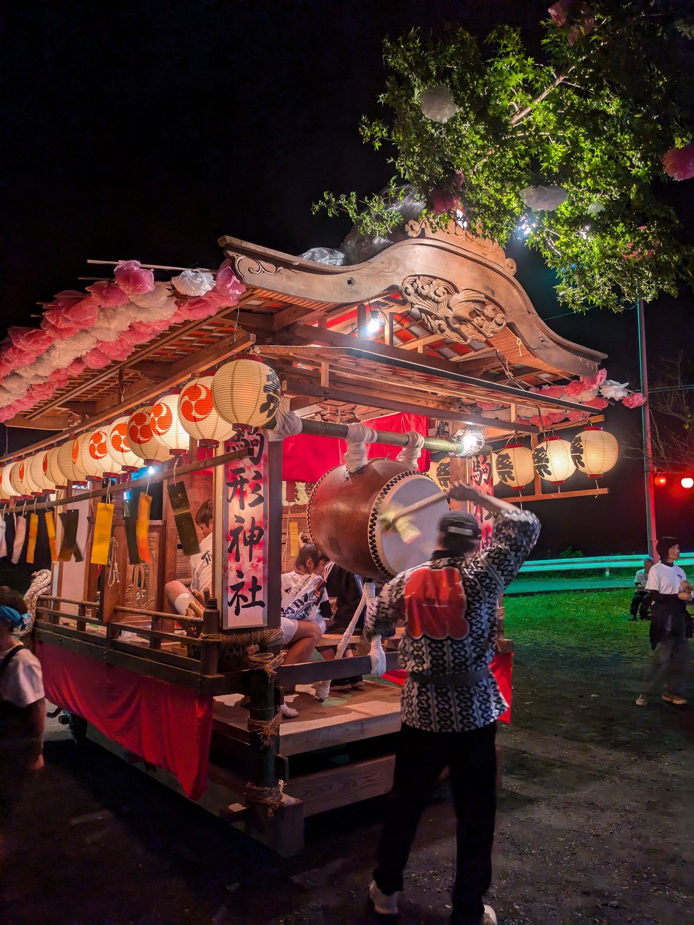 夜のお祭りで太鼓を叩く様子